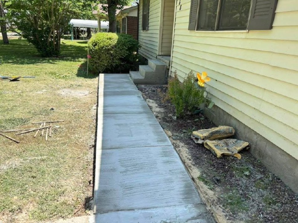 15 / Side walkway · Broom finish