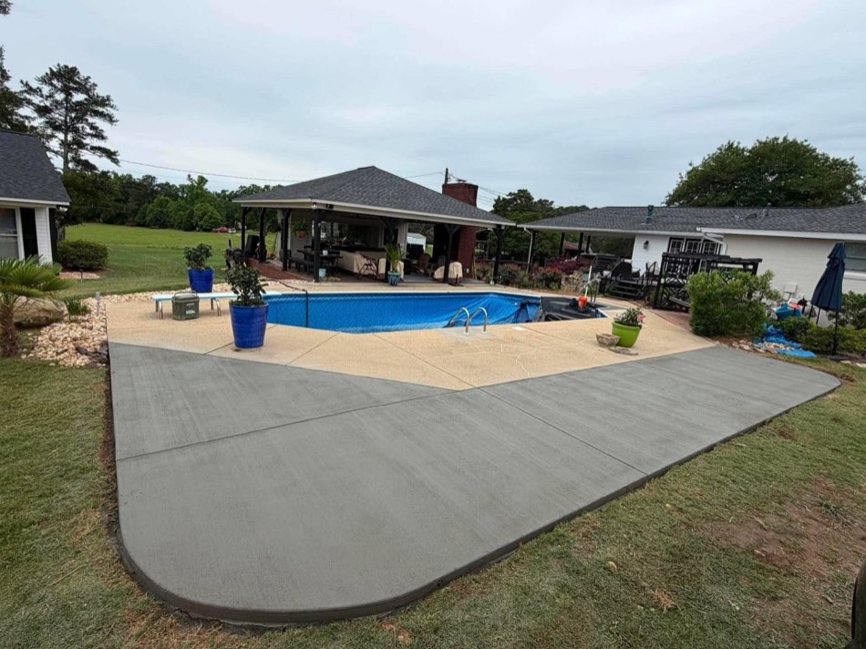 Finished pool deck broom-finish wraparound