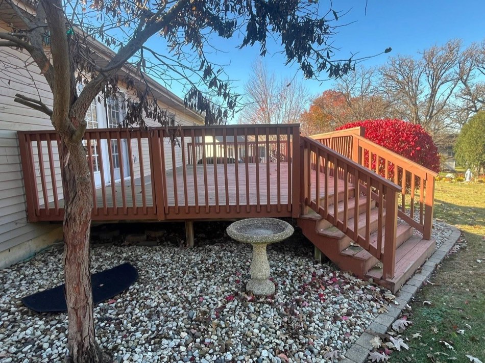 12 / Wood privacy + patio