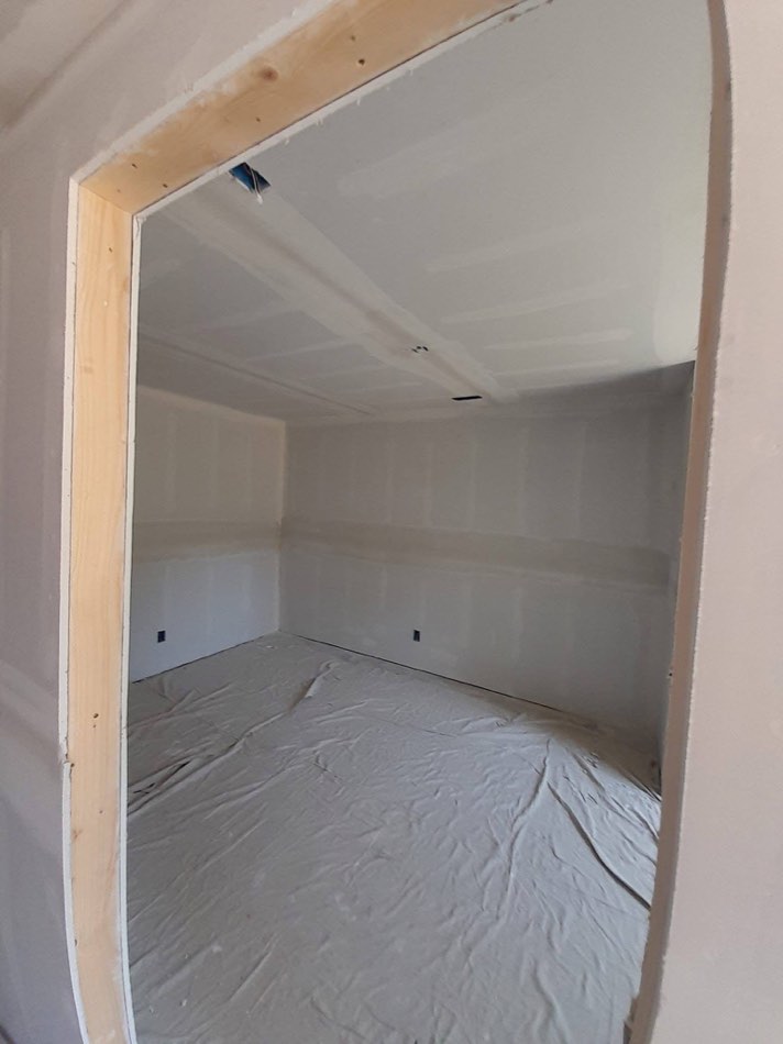 16 / Hallway view · Mudded