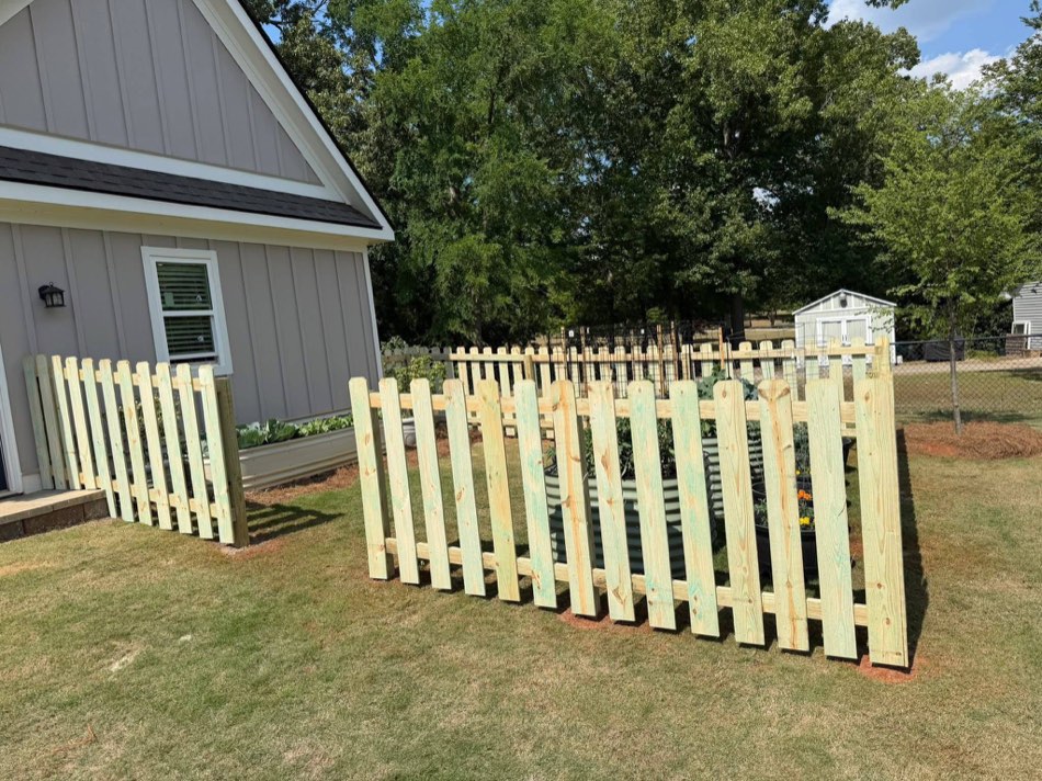 17 / Picket corner · Wooded