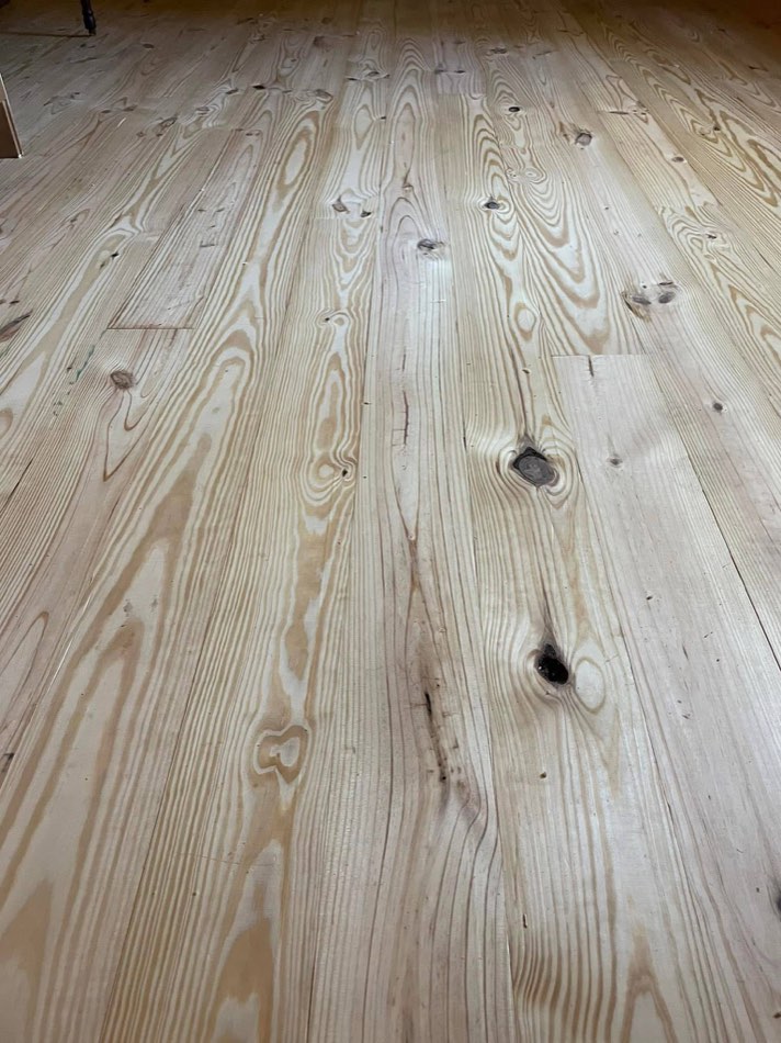 10 / Material texture · Raw pine