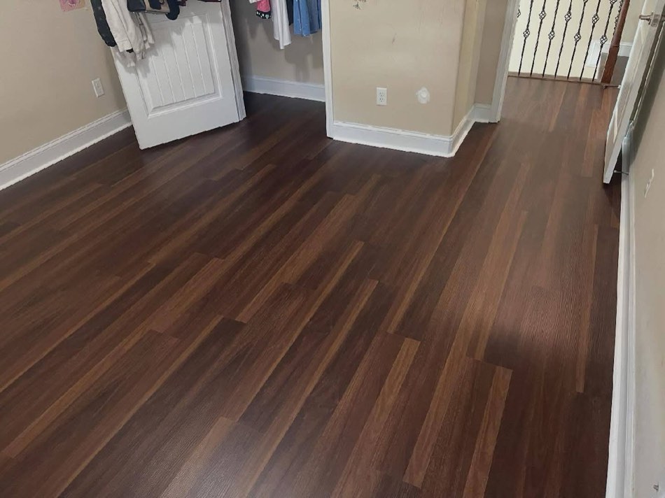 13 / Hardwood transition · Detail