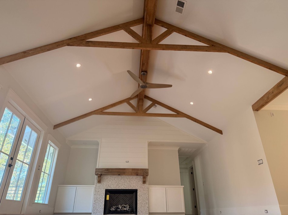 20 / Vaulted beams · Great room